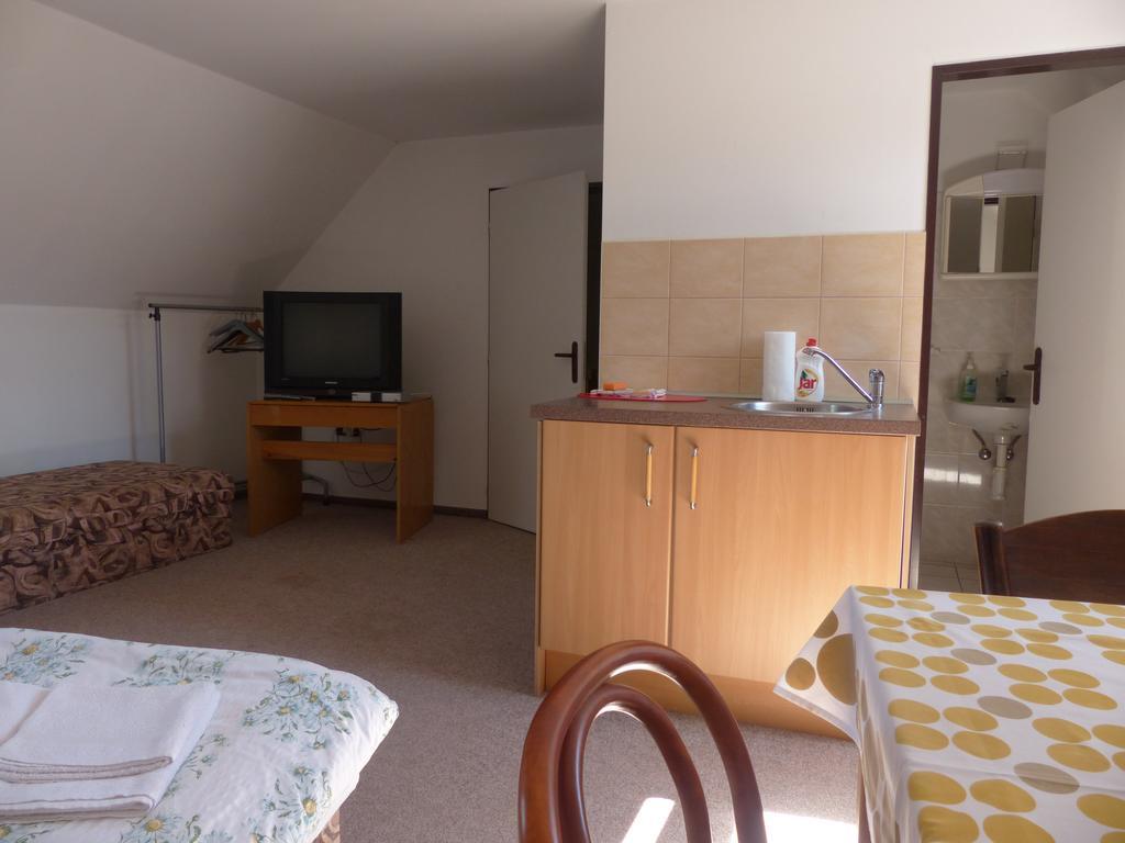 Hotel Bizoni Dvur à Retenice Extérieur photo