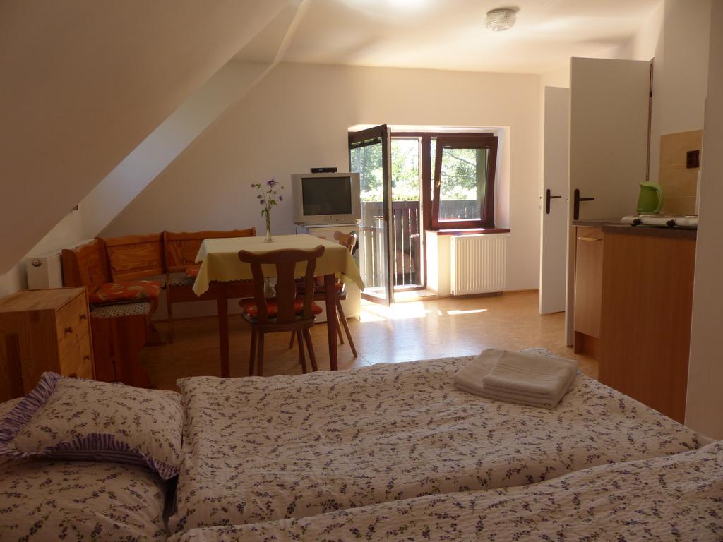 Hotel Bizoni Dvur à Retenice Extérieur photo