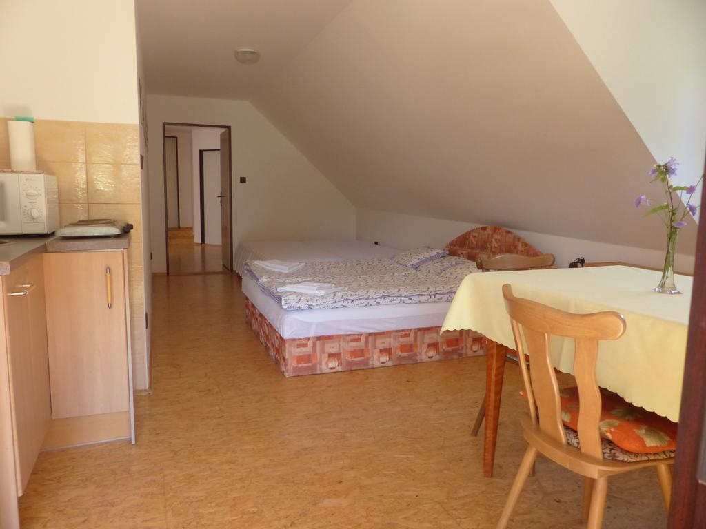Hotel Bizoni Dvur à Retenice Extérieur photo