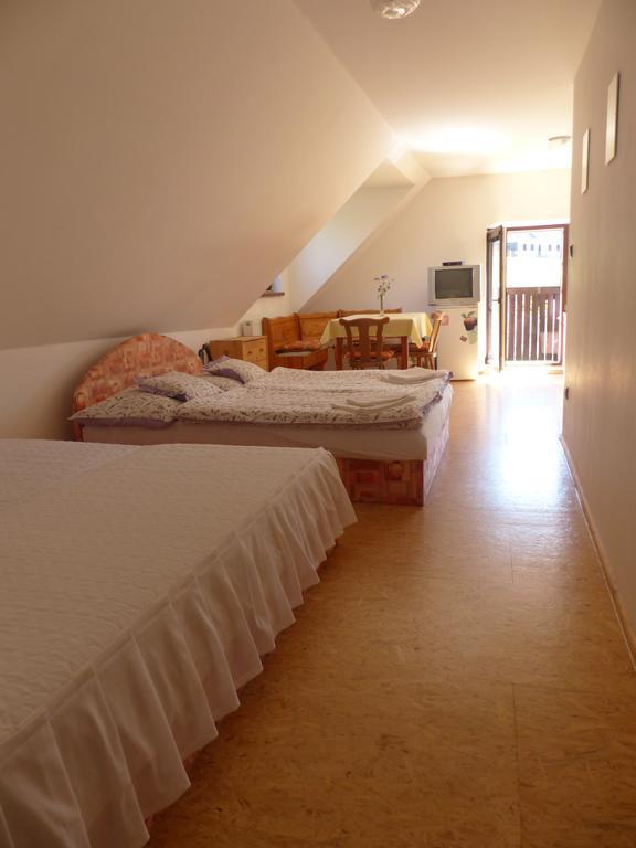 Hotel Bizoni Dvur à Retenice Extérieur photo